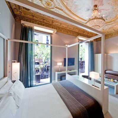 hotel-actual-barcelona-suite-cama-habitacion-lampara-ventana.jpg