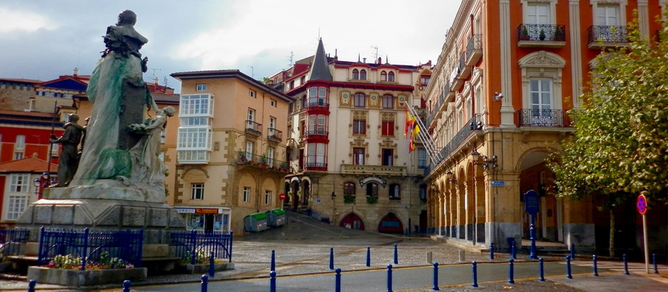 exterior-plaza-casco-historico-alojamiento-hostal-pension-santa-maria-portugalete-bizkaia.jpg