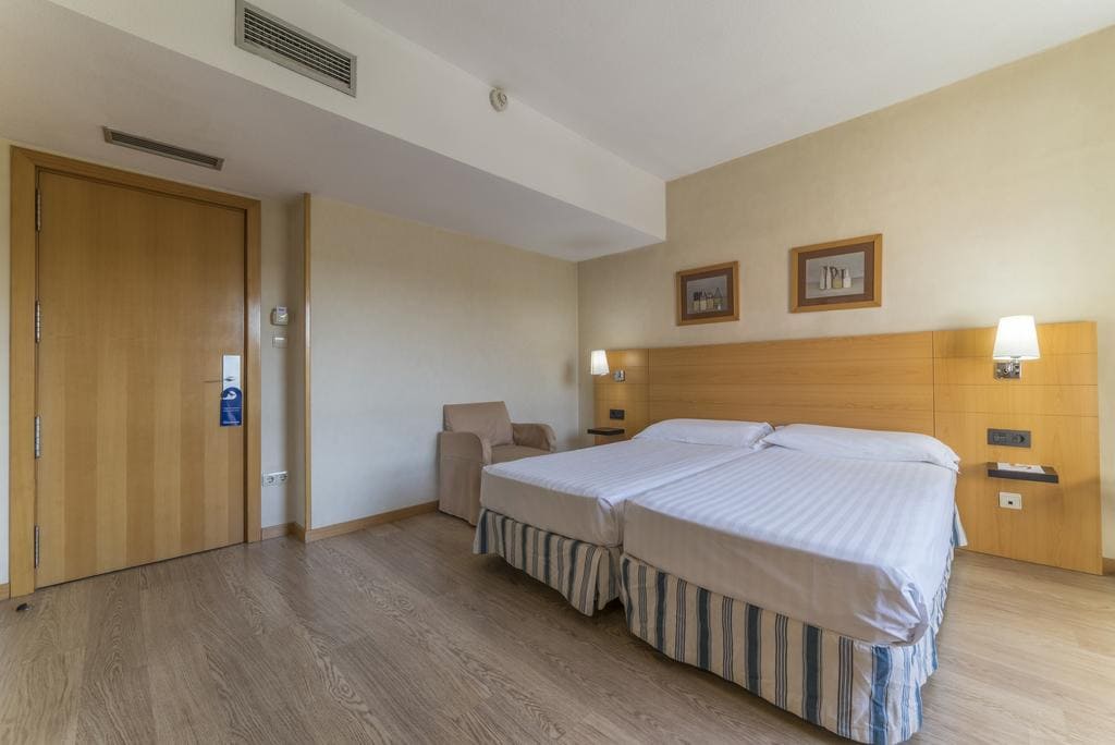 camas-habitacion-doble-hotel-infanta-mercedes-madrid.jpg