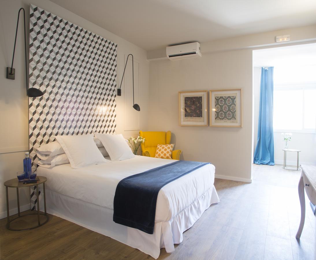 habitacion-doble-amplia-luminosa-hotel-the-conica-barcelona.jpg