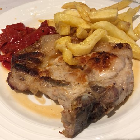 Restaurante de comida tradicional vasca especializado en carnes y pescados de la zona.