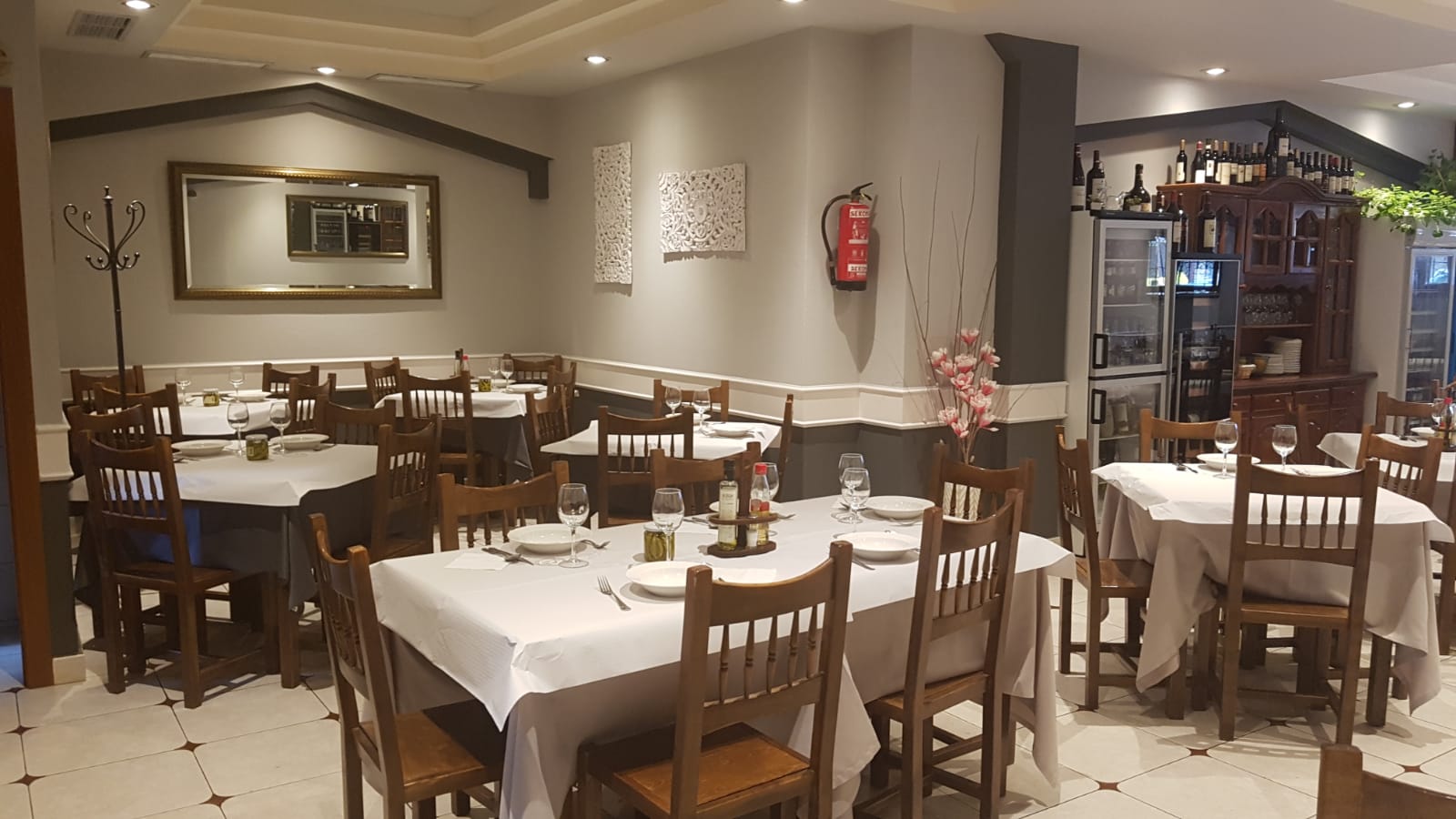 Restaurante de comida tradicional vasca especializado en carnes y pescados de la zona.