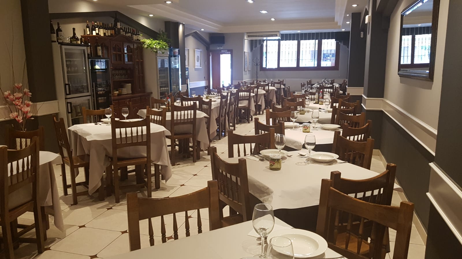 Restaurante de comida tradicional vasca especializado en carnes y pescados de la zona.