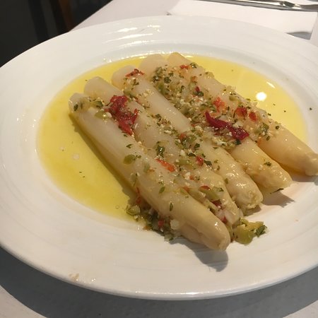 Restaurante de comida tradicional vasca especializado en carnes y pescados de la zona.