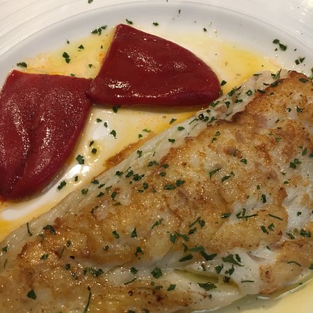 Restaurante de comida tradicional vasca especializado en carnes y pescados de la zona.