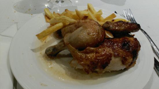 Restaurante de comida tradicional vasca especializado en carnes y pescados de la zona.