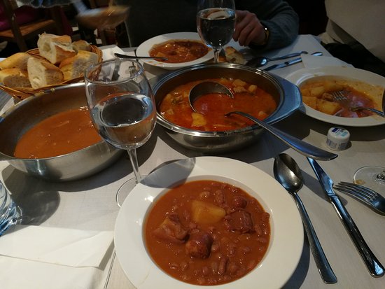 Restaurante de comida tradicional vasca especializado en carnes y pescados de la zona.