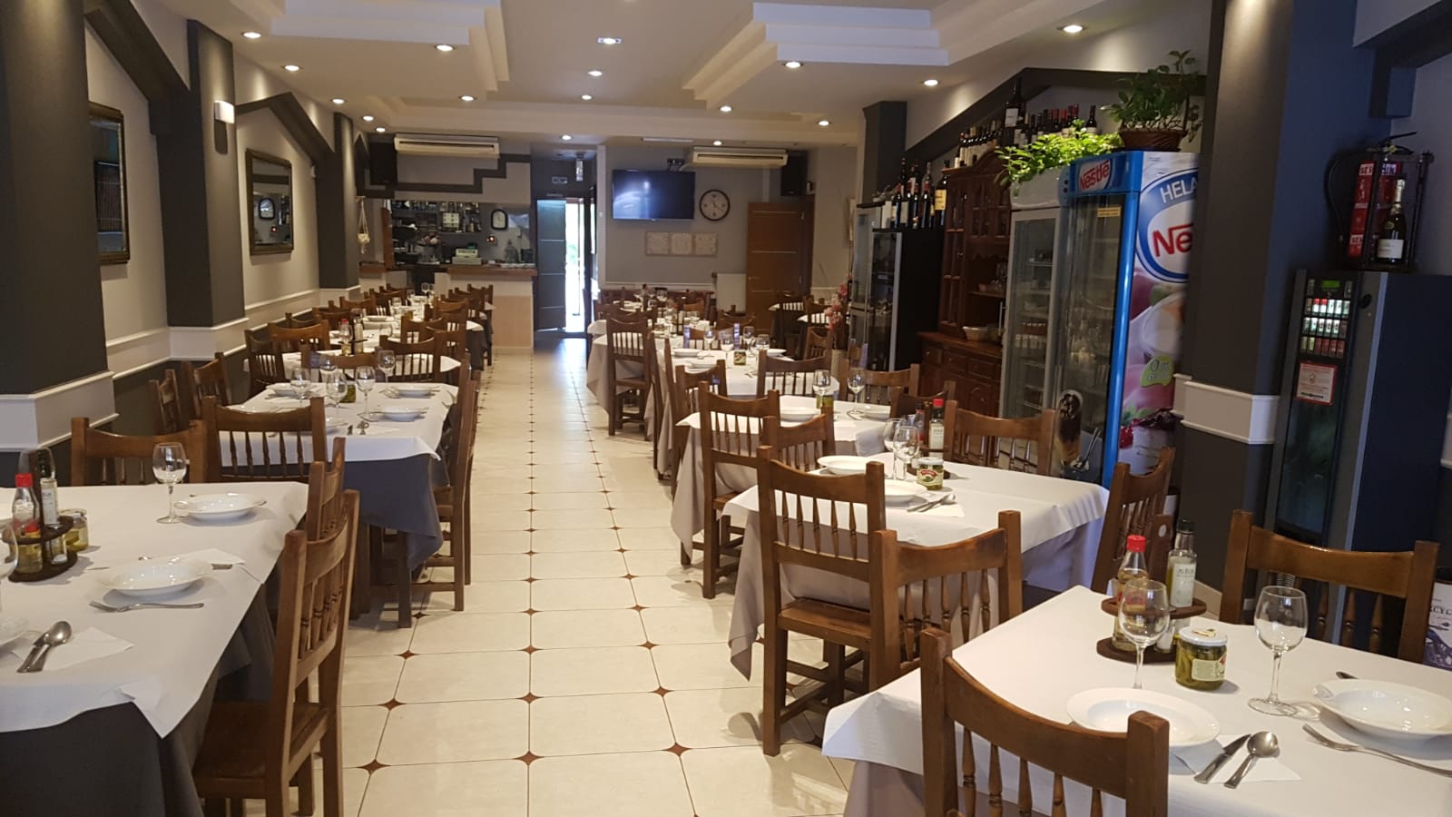 Restaurante de comida tradicional vasca especializado en carnes y pescados de la zona.