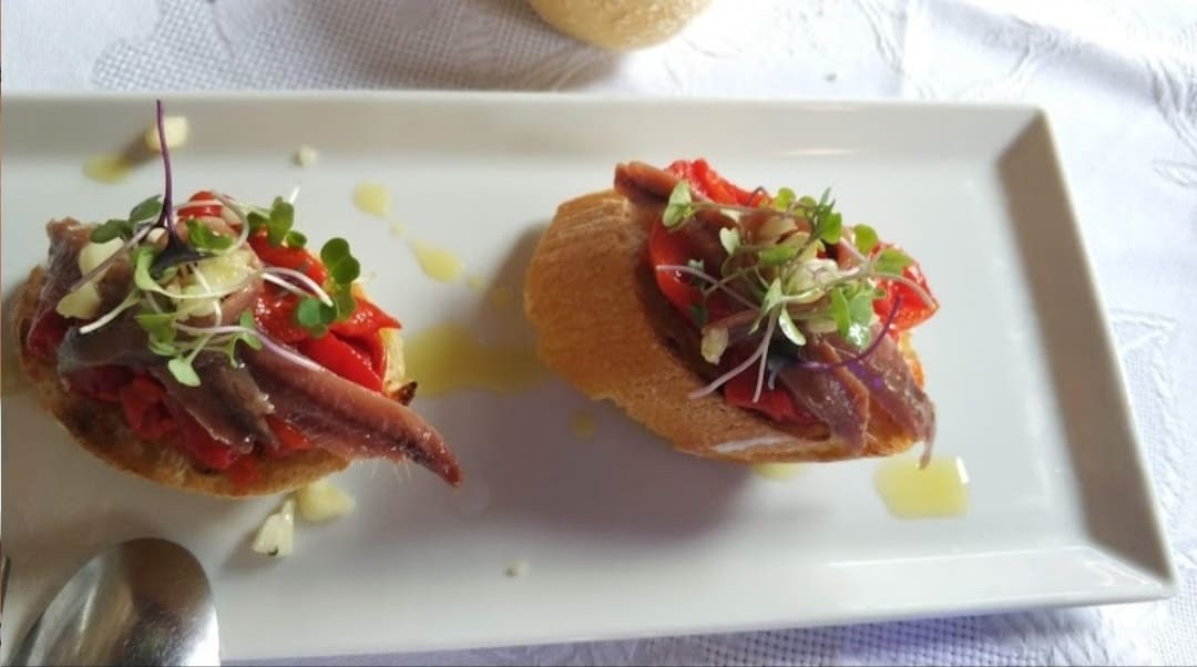 Asador típico vasco en caserío centenario con especialidad en carnes y pescados a la brasa.