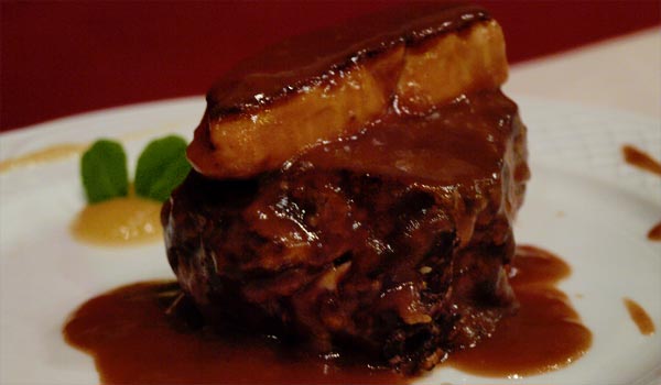 Asador típico vasco en caserío centenario con especialidad en carnes y pescados a la brasa.