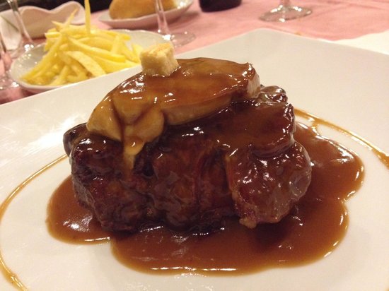 Asador típico vasco en caserío centenario con especialidad en carnes y pescados a la brasa.