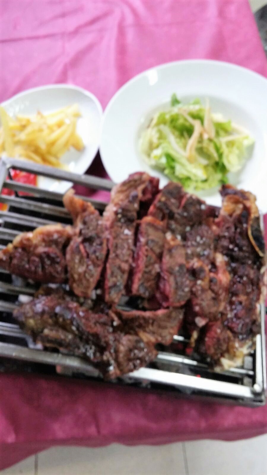 Asador típico vasco en caserío centenario con especialidad en carnes y pescados a la brasa.