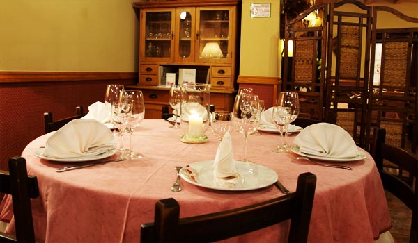 Asador típico vasco en caserío centenario con especialidad en carnes y pescados a la brasa.