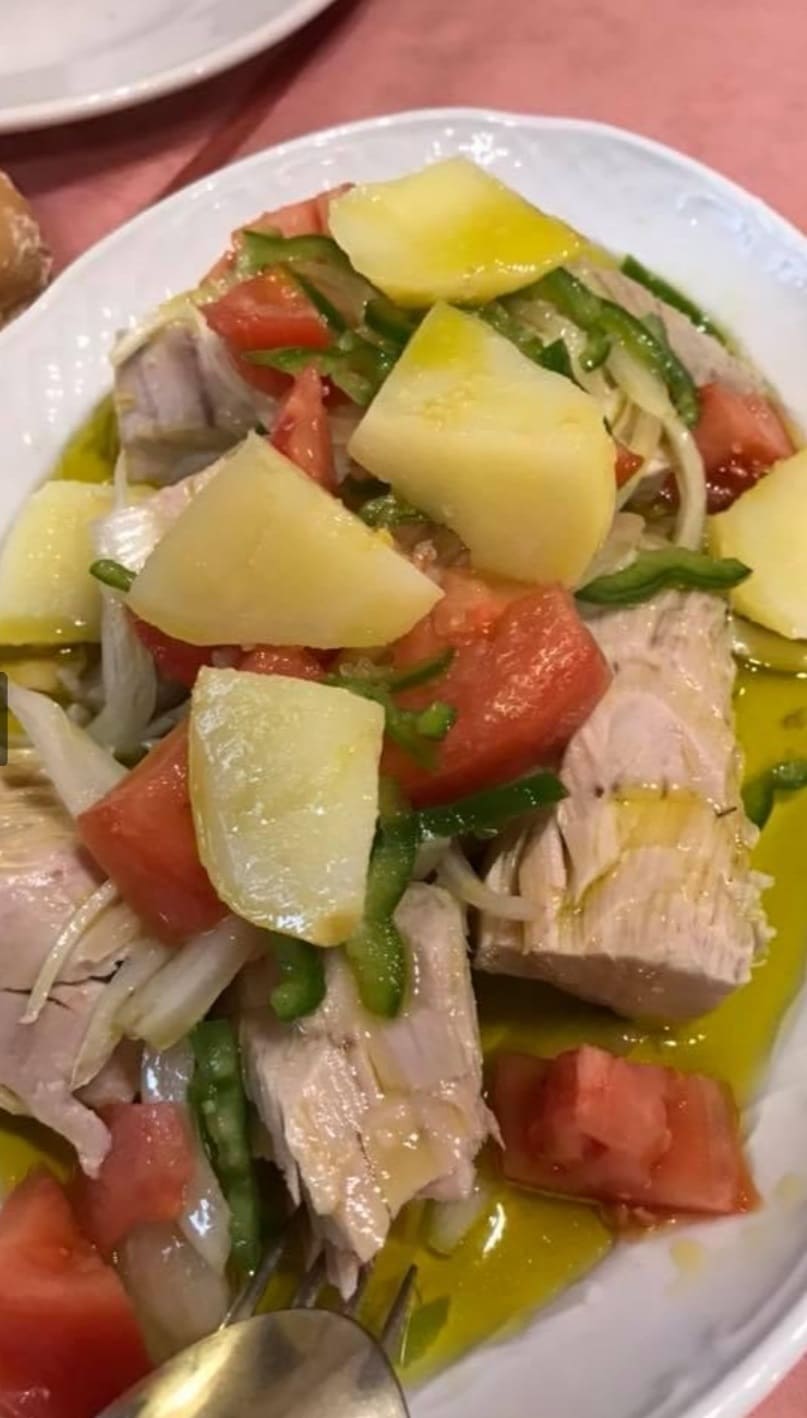 Asador típico vasco en caserío centenario con especialidad en carnes y pescados a la brasa.