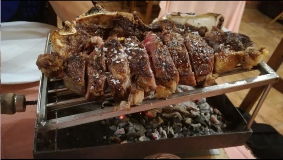 Asador típico vasco en caserío centenario con especialidad en carnes y pescados a la brasa.