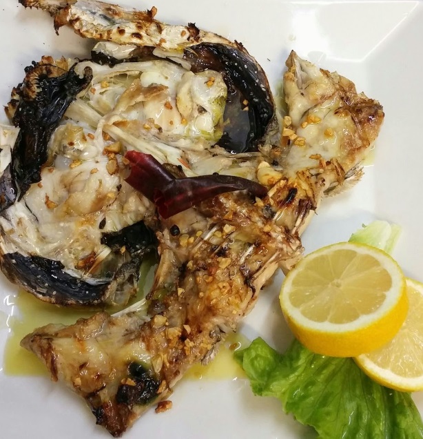 Asador típico vasco en caserío centenario con especialidad en carnes y pescados a la brasa.
