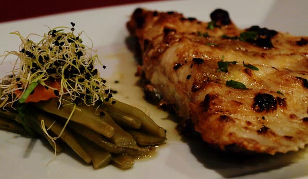Asador típico vasco en caserío centenario con especialidad en carnes y pescados a la brasa.