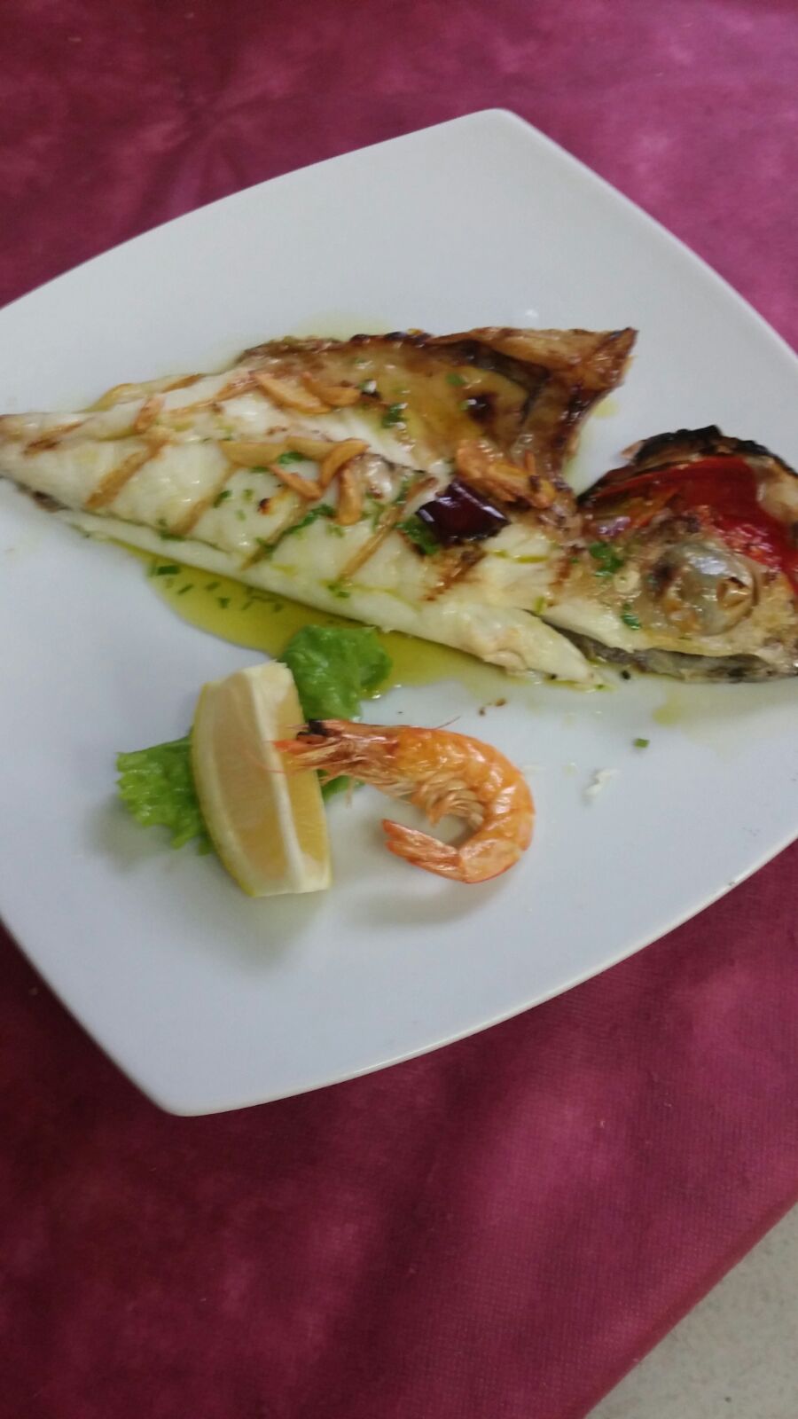 Asador típico vasco en caserío centenario con especialidad en carnes y pescados a la brasa.