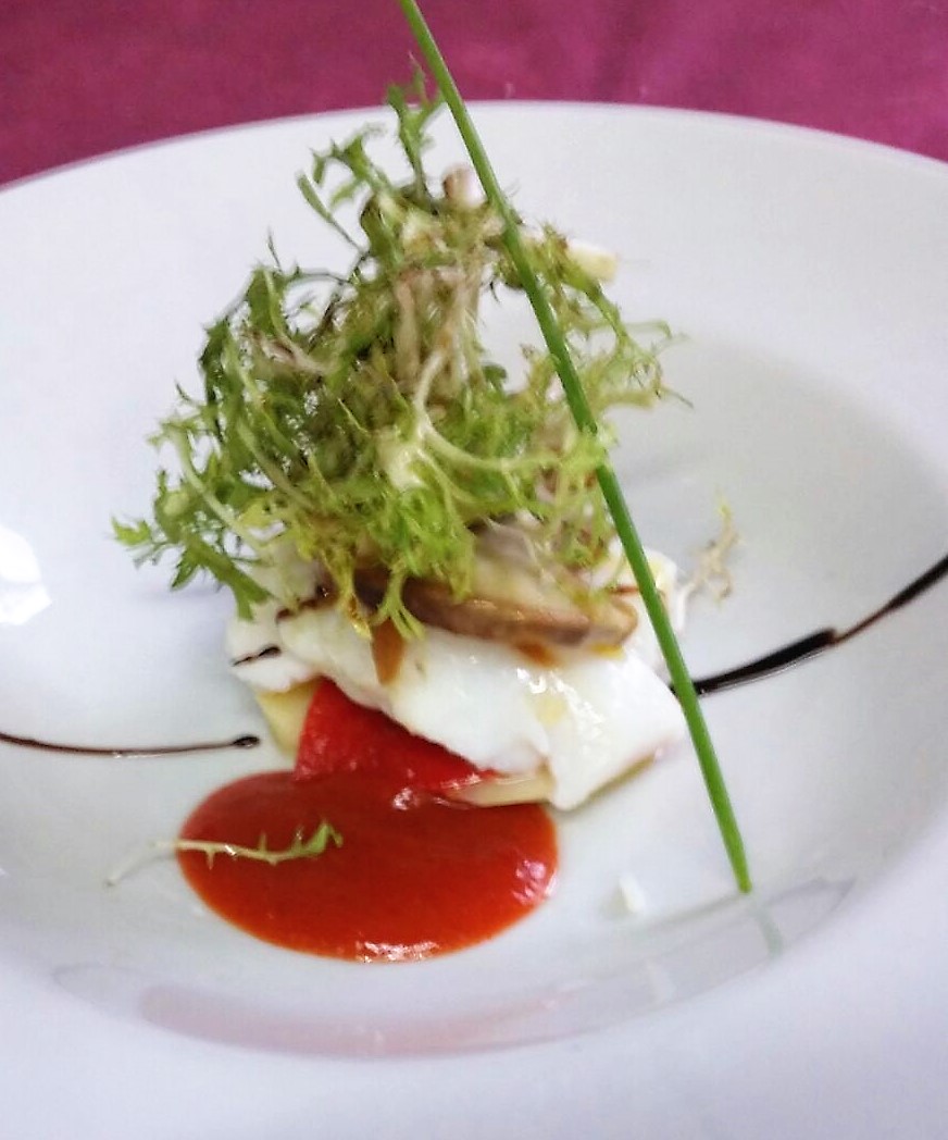 Asador típico vasco en caserío centenario con especialidad en carnes y pescados a la brasa.