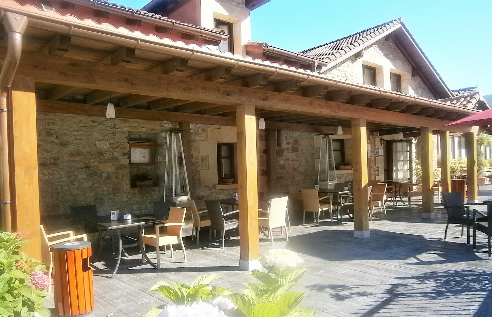 Asador típico vasco en caserío centenario con especialidad en carnes y pescados a la brasa.