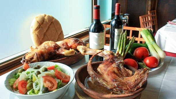 el-asador-de-sacramenia-madrid-restaurante-botella-vino-ensalada-verdura-pan-lechazo-tomate.jpg