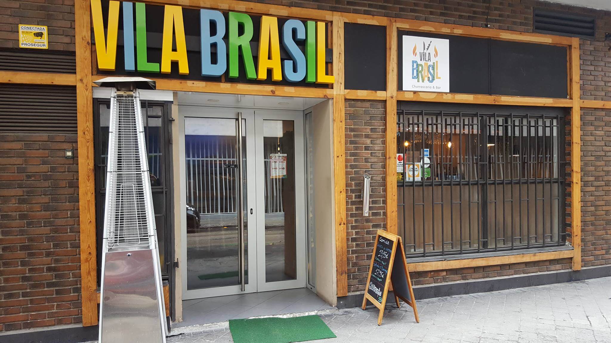 vila-brasil-restaurante-madrid-exterior-entrada-pizarra.jpg